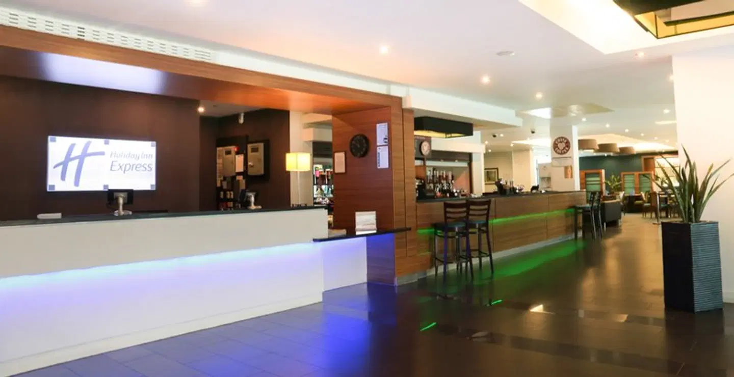 Holiday Inn Express London - Heathrow T5 by IHG Bar