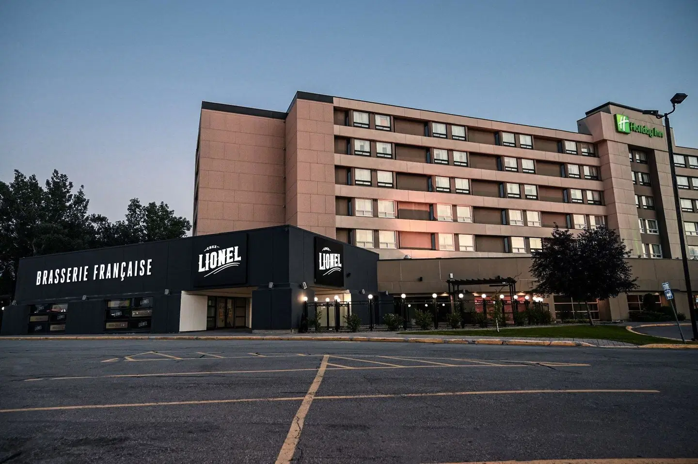 Holiday Inn Laval Montreal EXTERIOR
