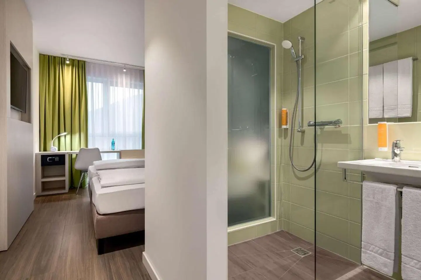 Super 8 by Wyndham Oberhausen Badezimmer