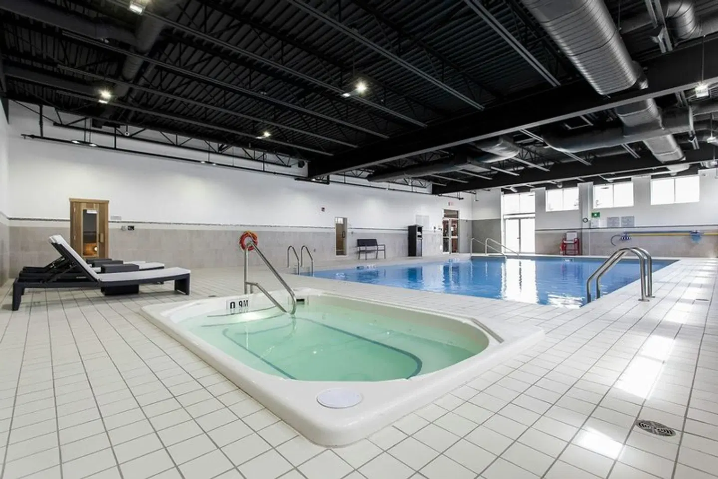Courtyard by Marriott Montreal West Island/Baie DUrfe Hallenbad