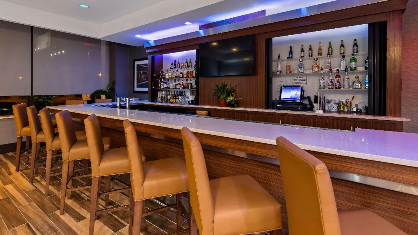 Best Western Plus Philadelphia Convention Center Hotel Bar