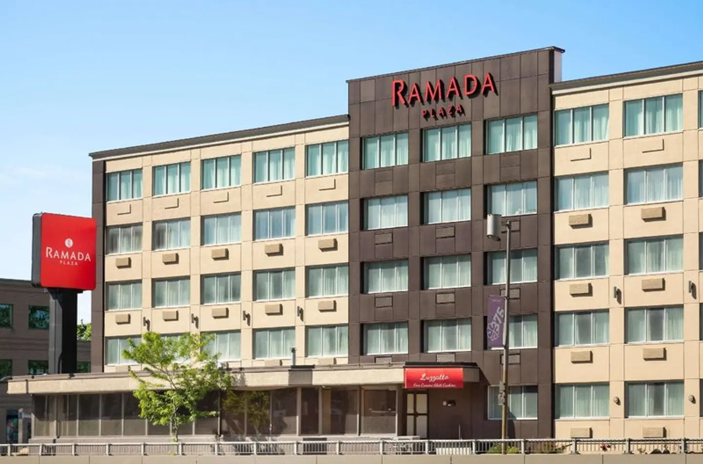 Ramada Plaza by Wyndham Montreal EXTERIOR