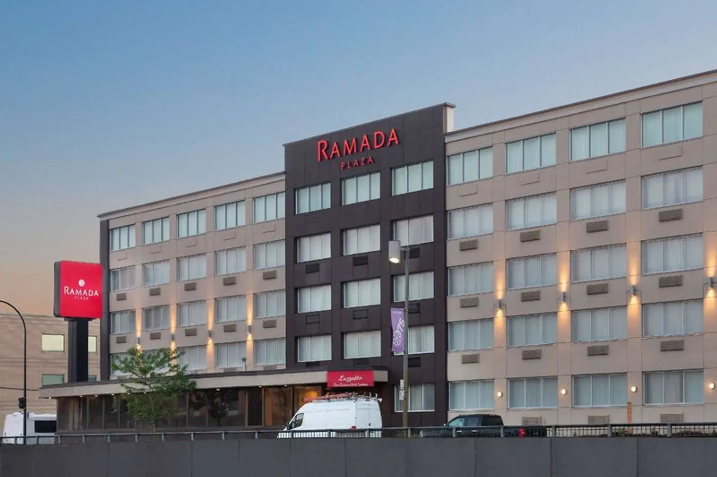 Ramada Plaza by Wyndham Montreal EXTERIOR