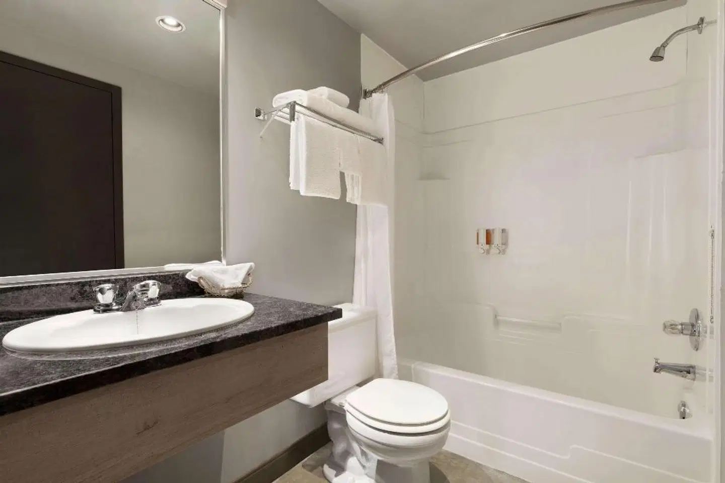 Travelodge by Wyndham Alma Badezimmer