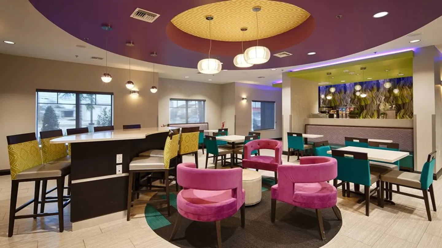 Best Western Plus Prien Lake Inn & Suites Bar