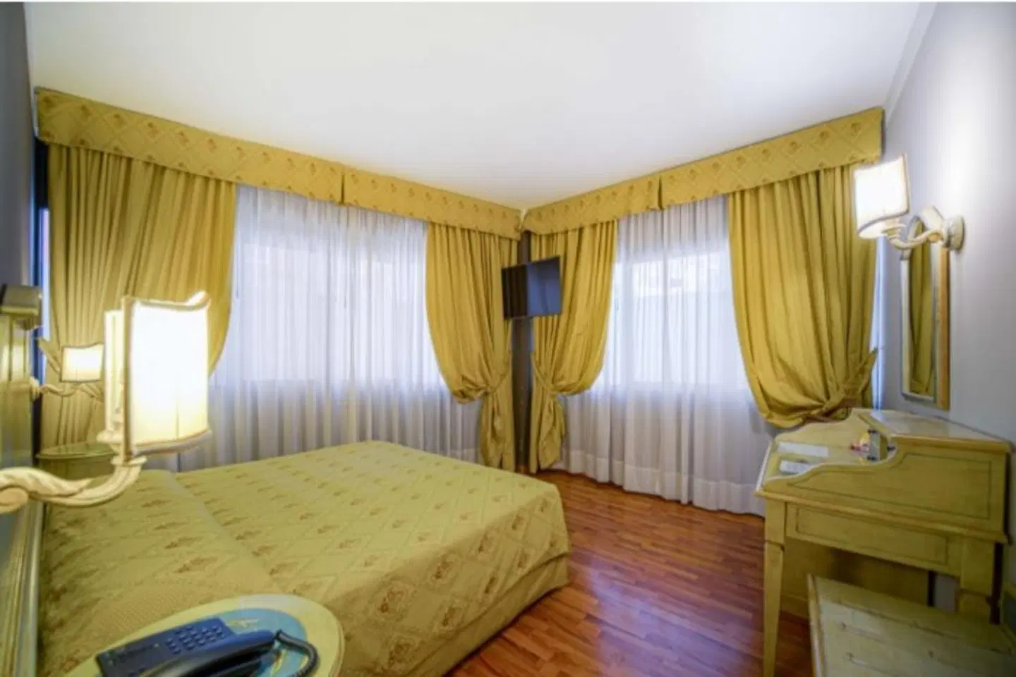 Aaron ROOM_EXAMPLE