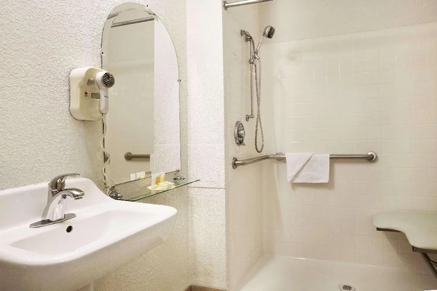 Days Inn by Wyndham Oceanside Badezimmer