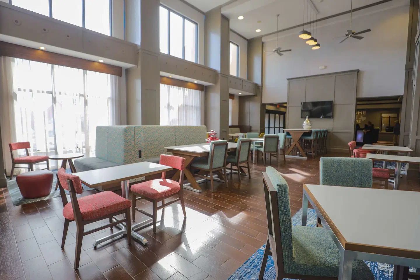 Hampton Inn & Suites Bay City Bar