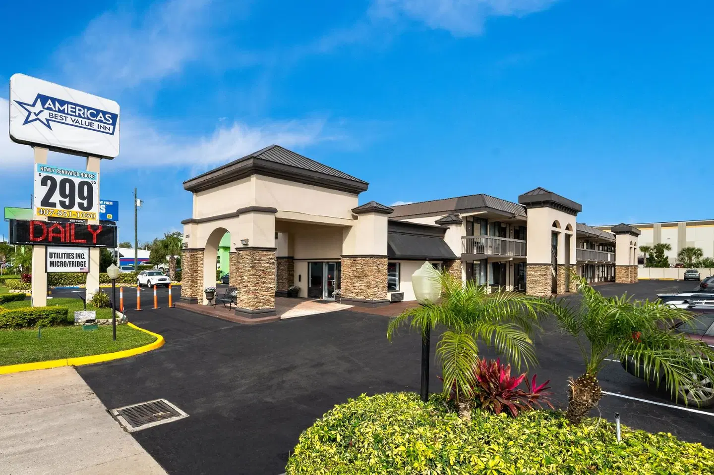 Howard Johnson by Wyndham Airport Florida Mall EXTERIOR