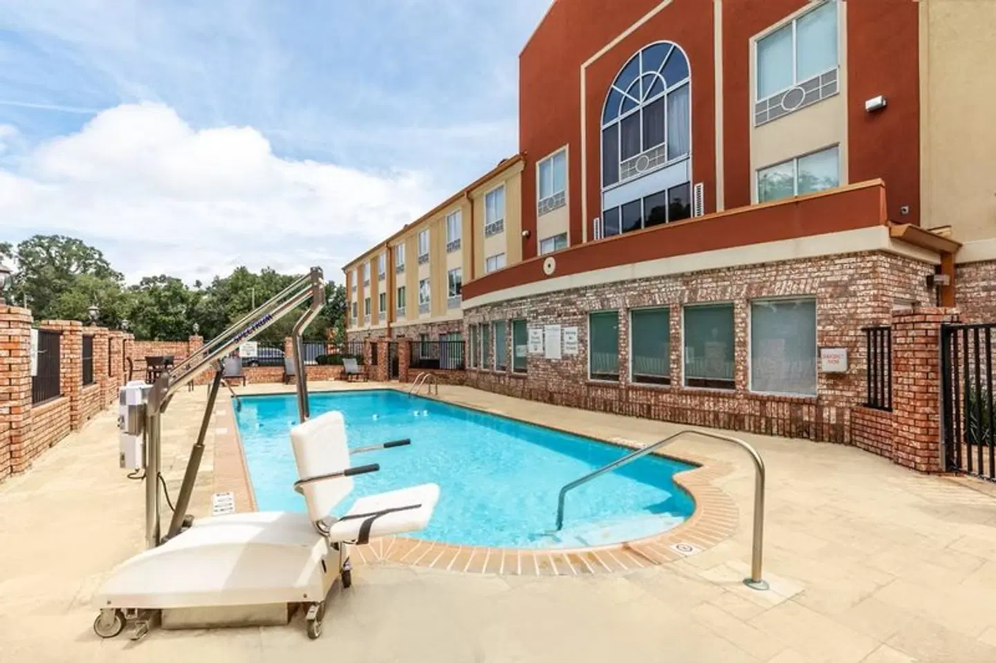 Holiday Inn Express & Suites Lafayette-South by IHG OUTDOOR_POOL