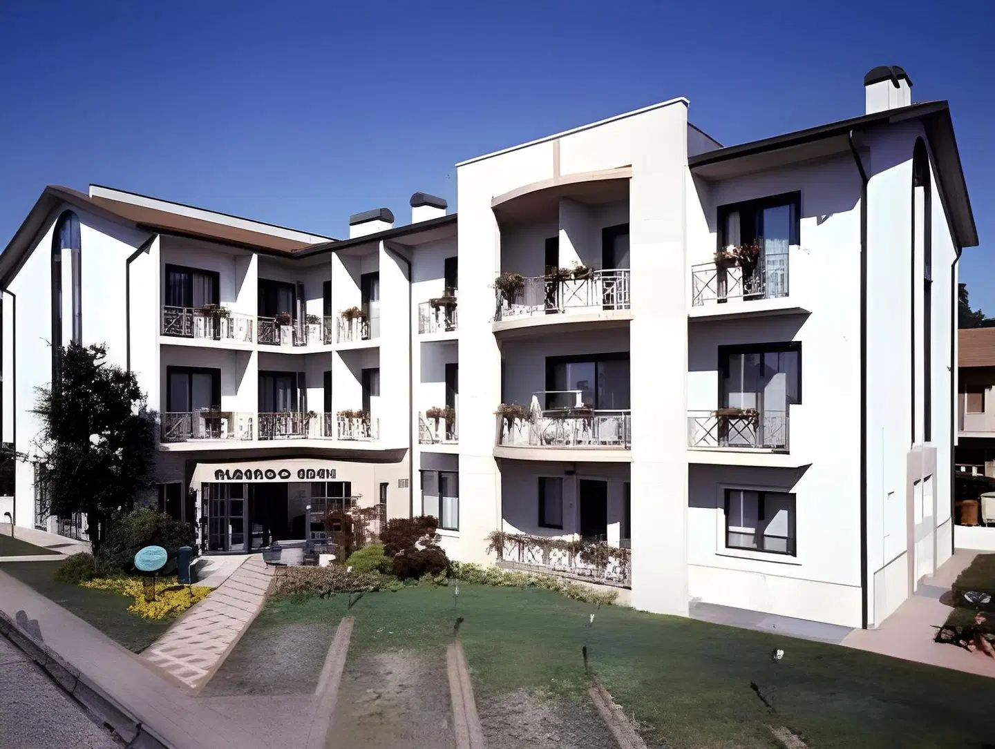 Eden EXTERIOR