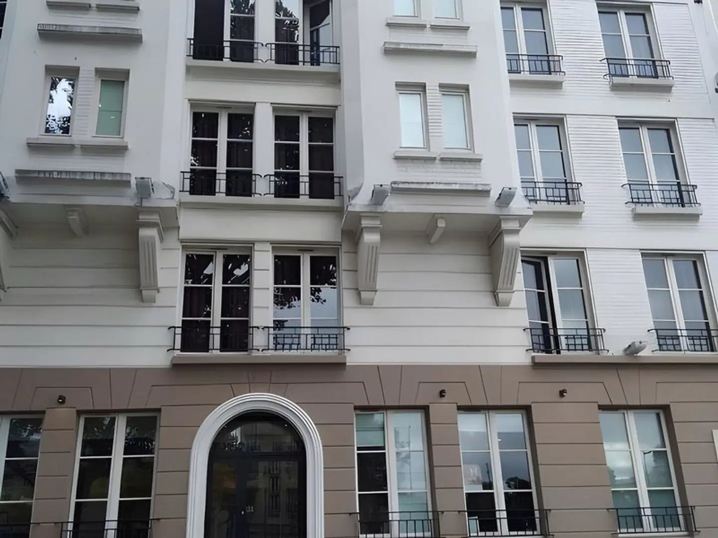 De La Jatte EXTERIOR