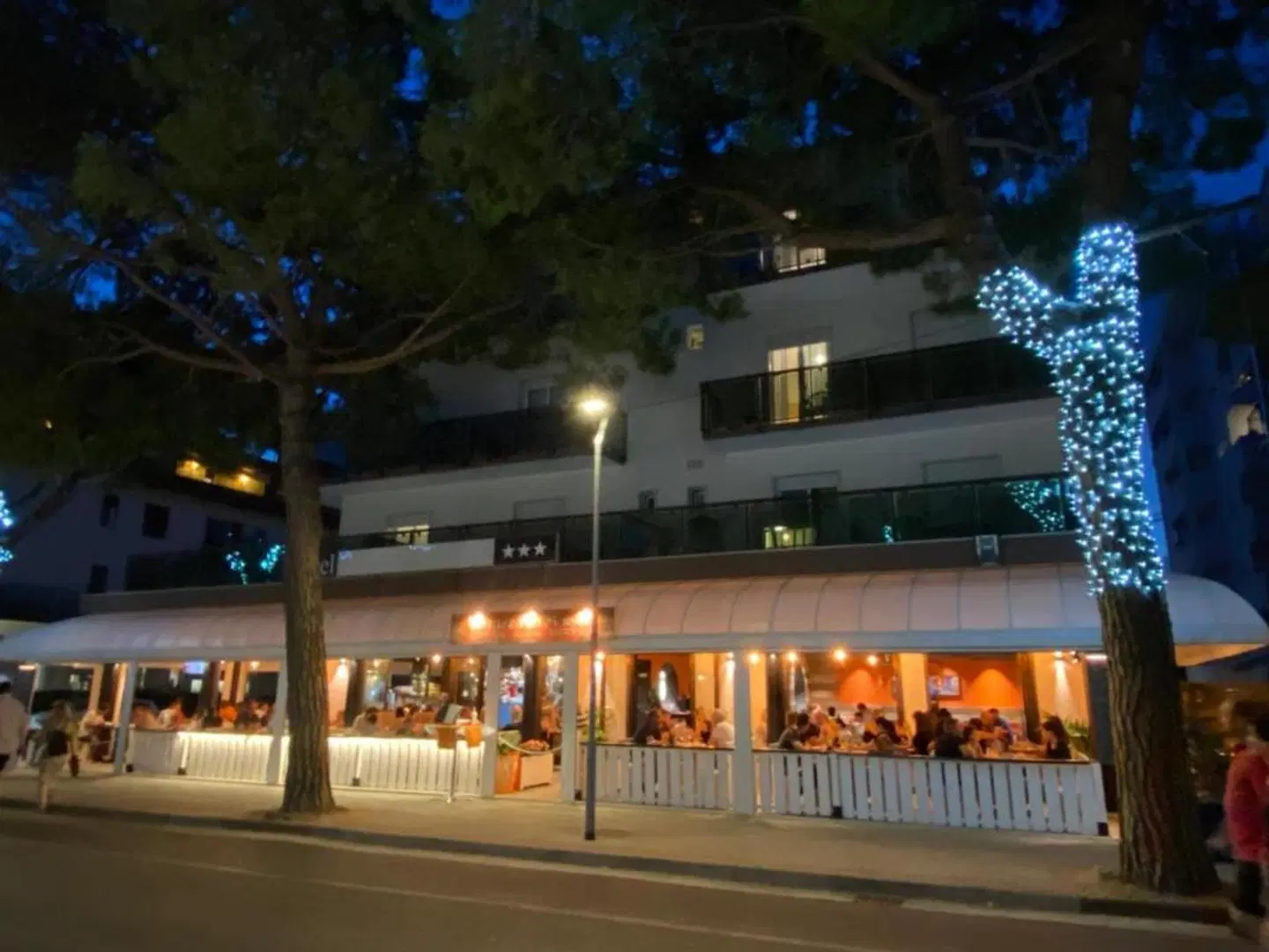 La Maison Hotel EXTERIOR