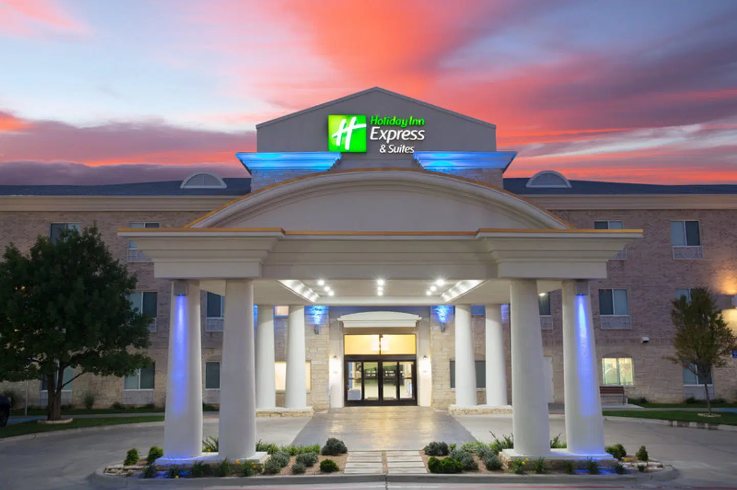 Holiday Inn Express & Suites Amarillo EXTERIOR