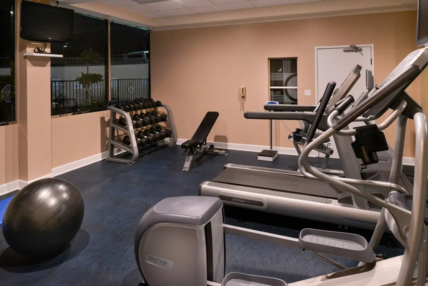 Holiday Inn Express & Suites Pasadena-Colorado Blvd. by IHG SPORTS_AND_LEISURE