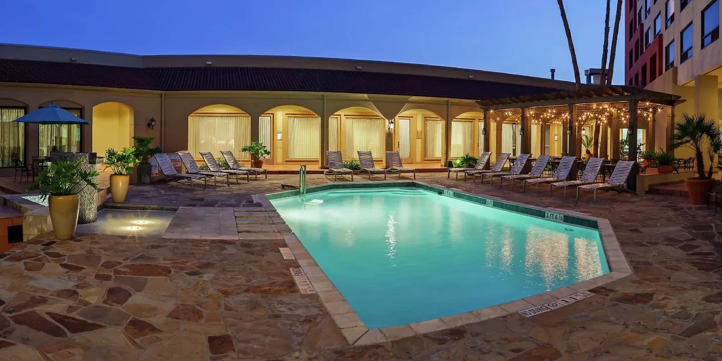 DoubleTree by Hilton San Antonio Downtown OUTDOOR_POOL