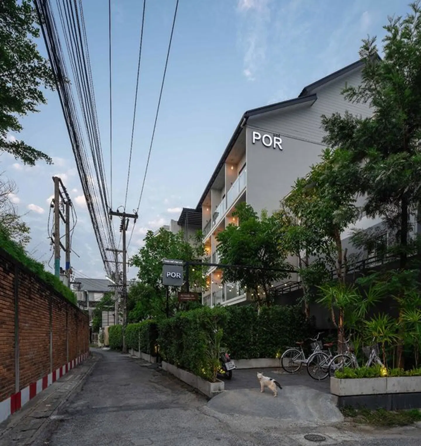 POR Thapae Gate EXTERIOR
