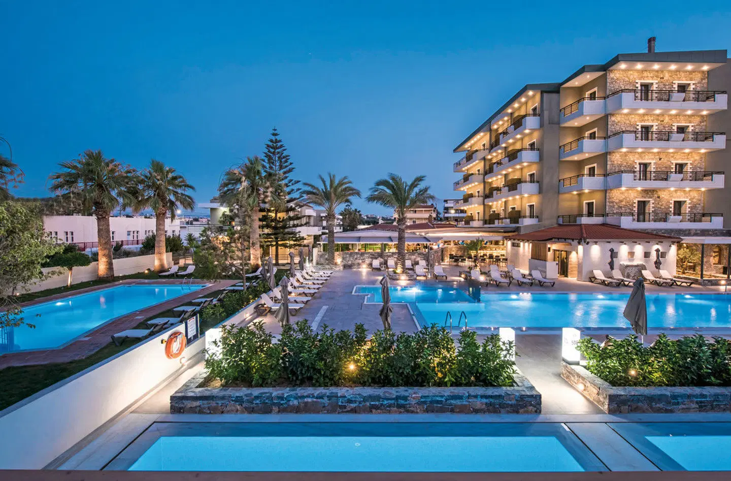 Petousis Hotel & Suites EXTERIOR