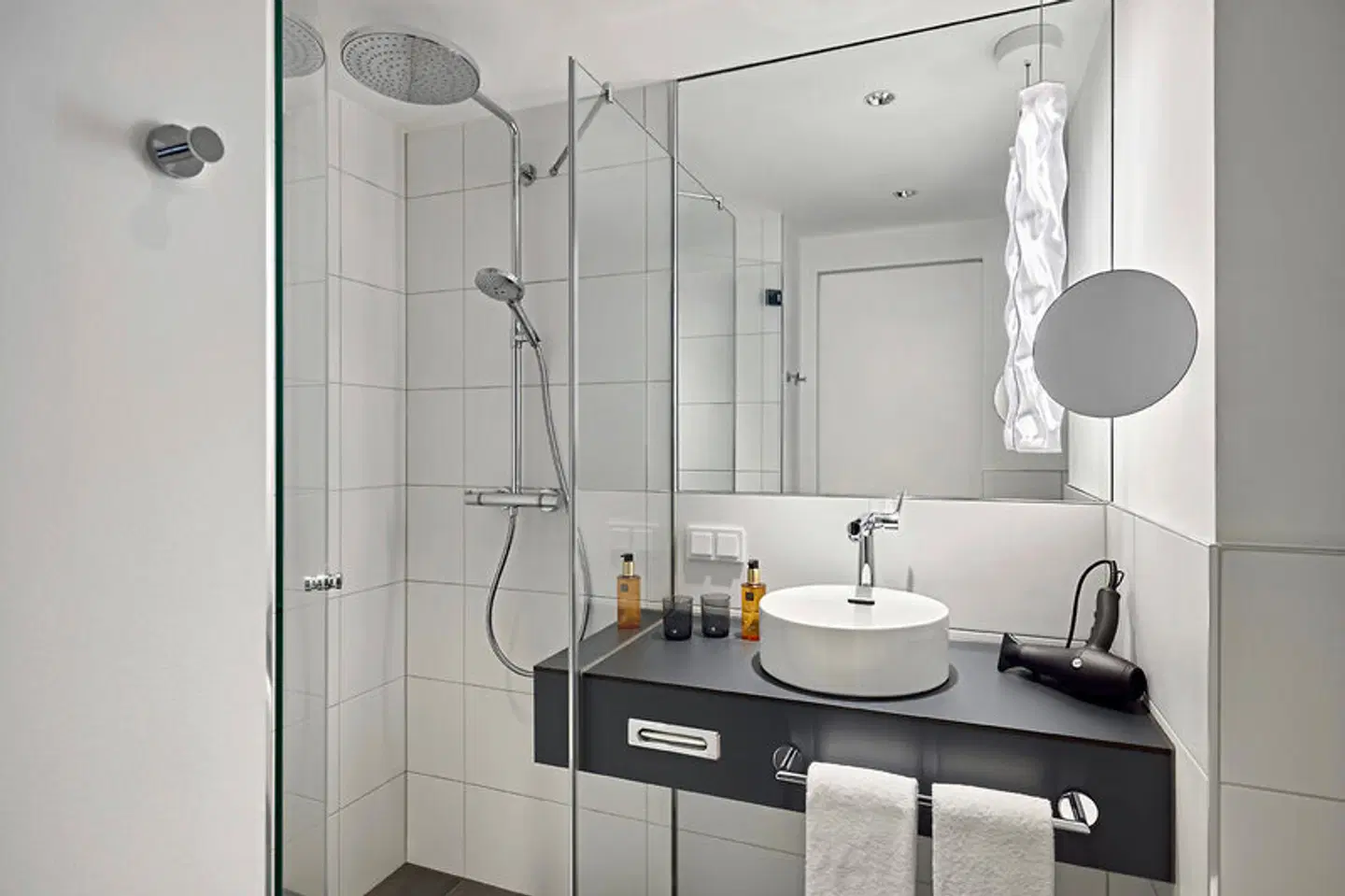 Essential by Dorint Düsseldorf Deiker Höfe Badezimmer