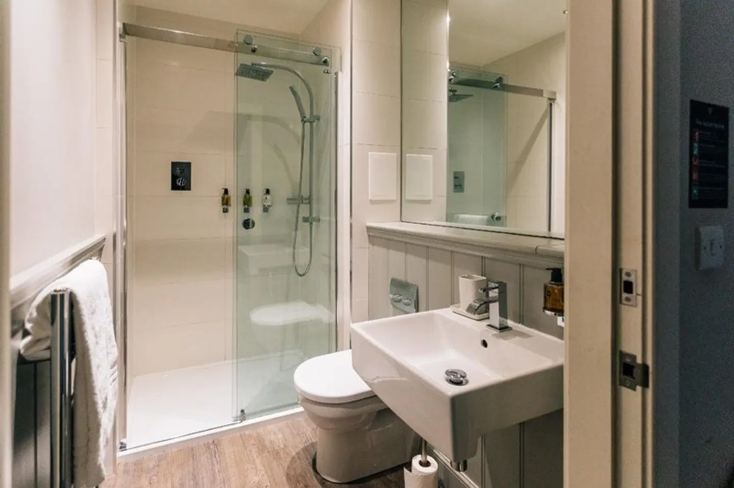 Destiny Scotland - George IV Apartments BATHROOM