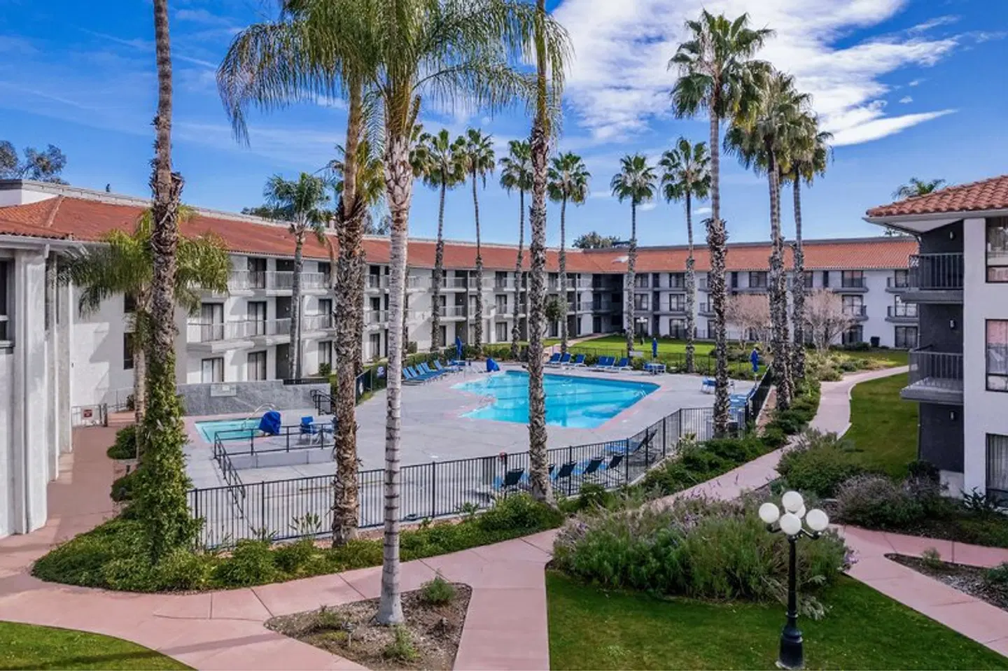 DoubleTree by Hilton Bakersfield EXTERIOR