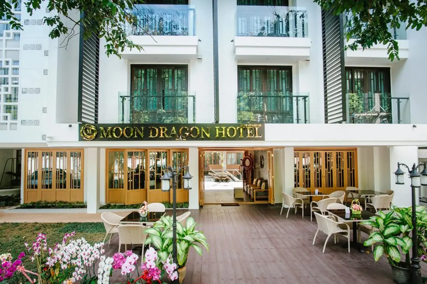 Moon Dragon Hotel Terrasse