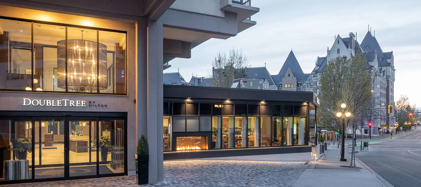 DoubleTree by Hilton Hotel & Suites Victoria EXTERIOR
