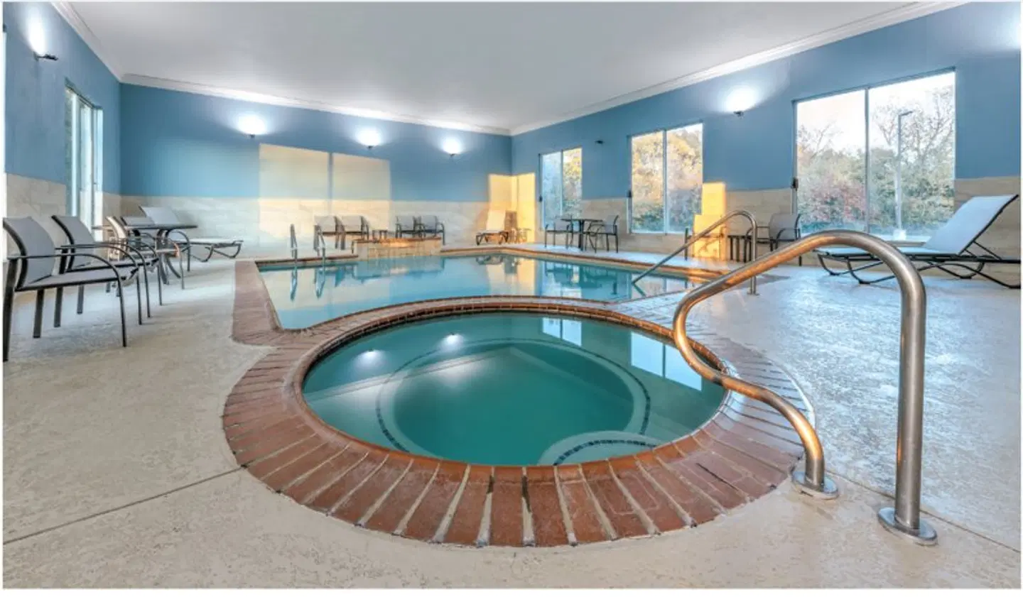 Holiday Inn Express & Suites Athens by IHG Hallenbad