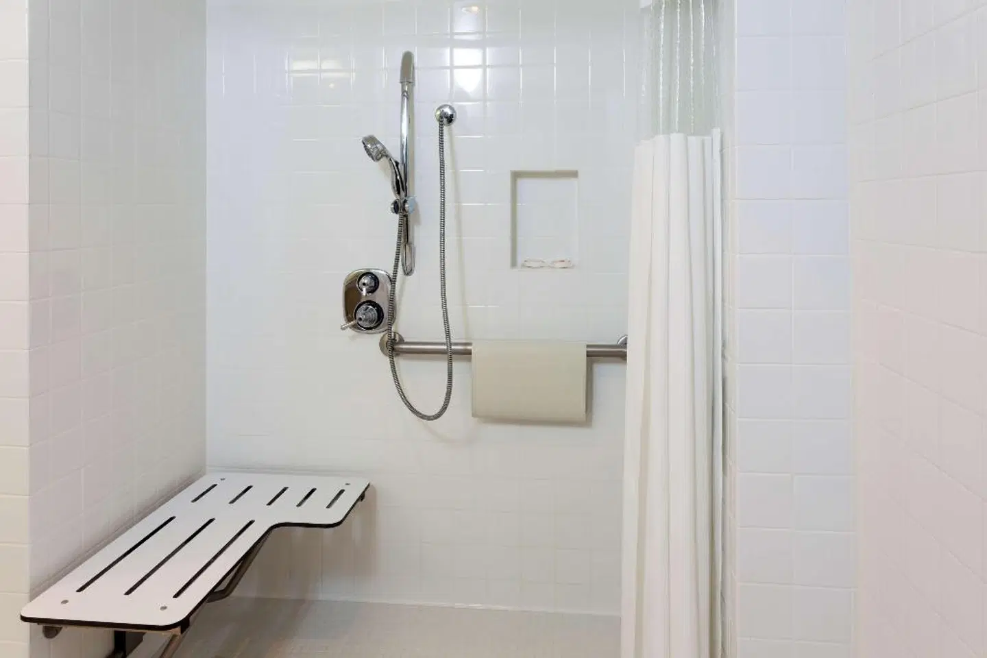 Ramada Plaza West Hollywood Hotel and Suites Badezimmer