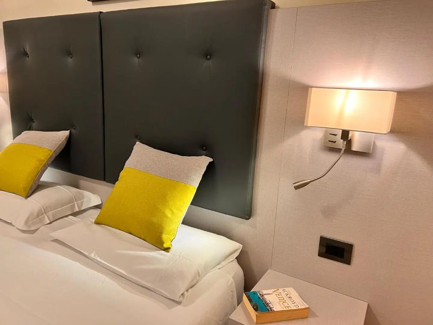 Aurora ROOM_EXAMPLE