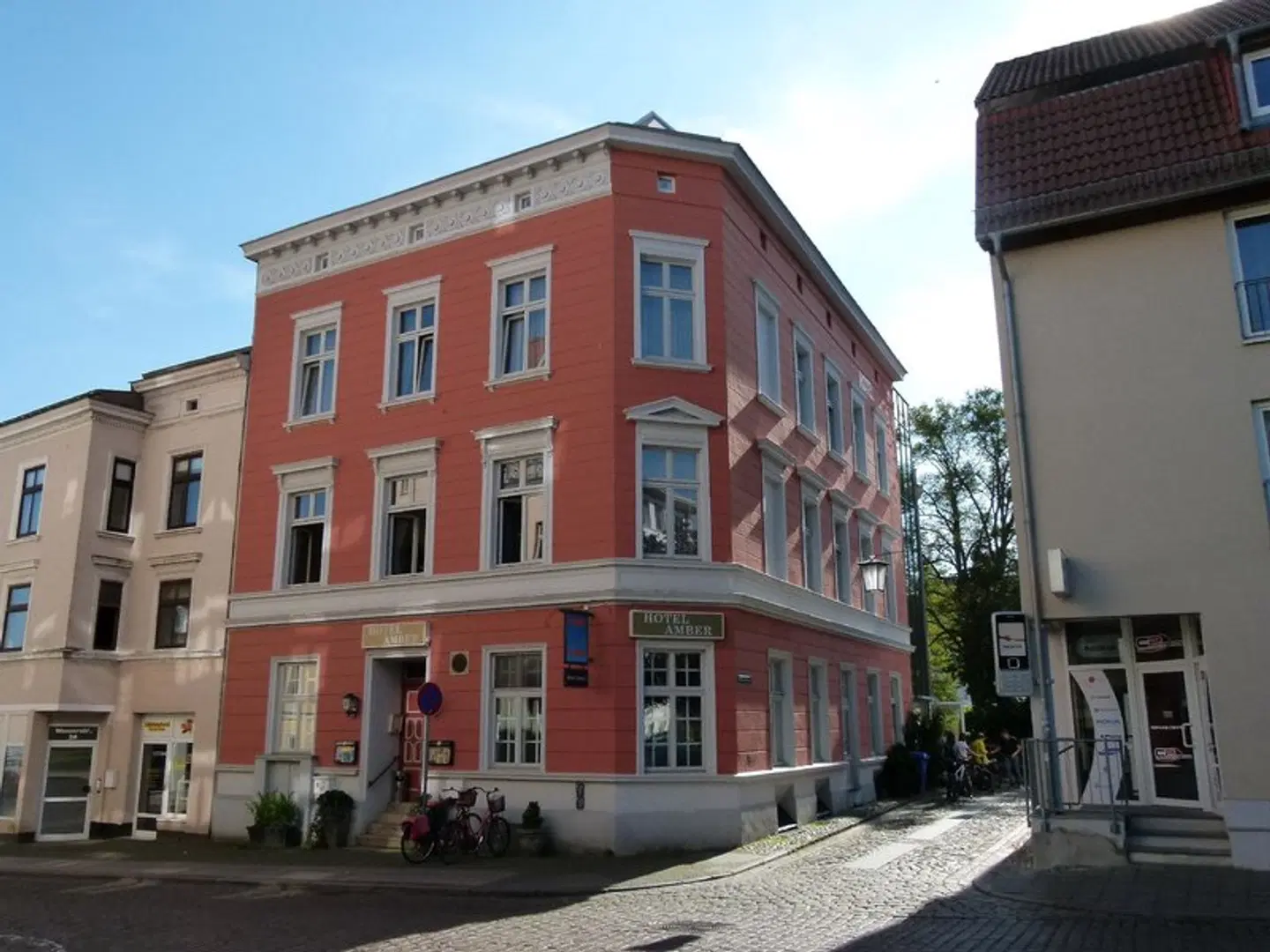 Amber-HST EXTERIOR