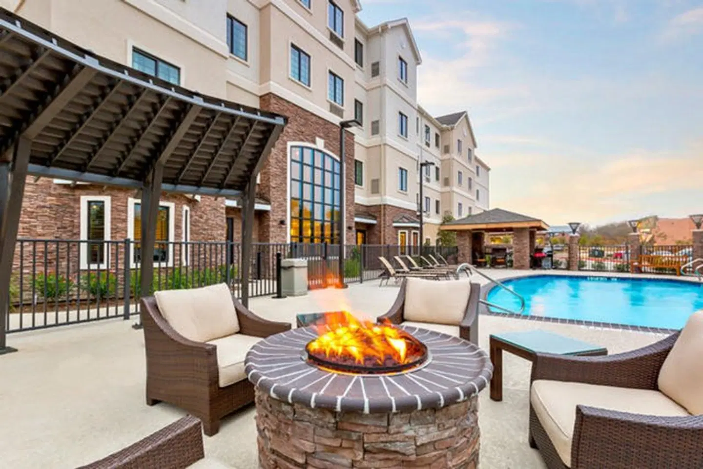 Staybridge Suites College Station by IHG Terrasse