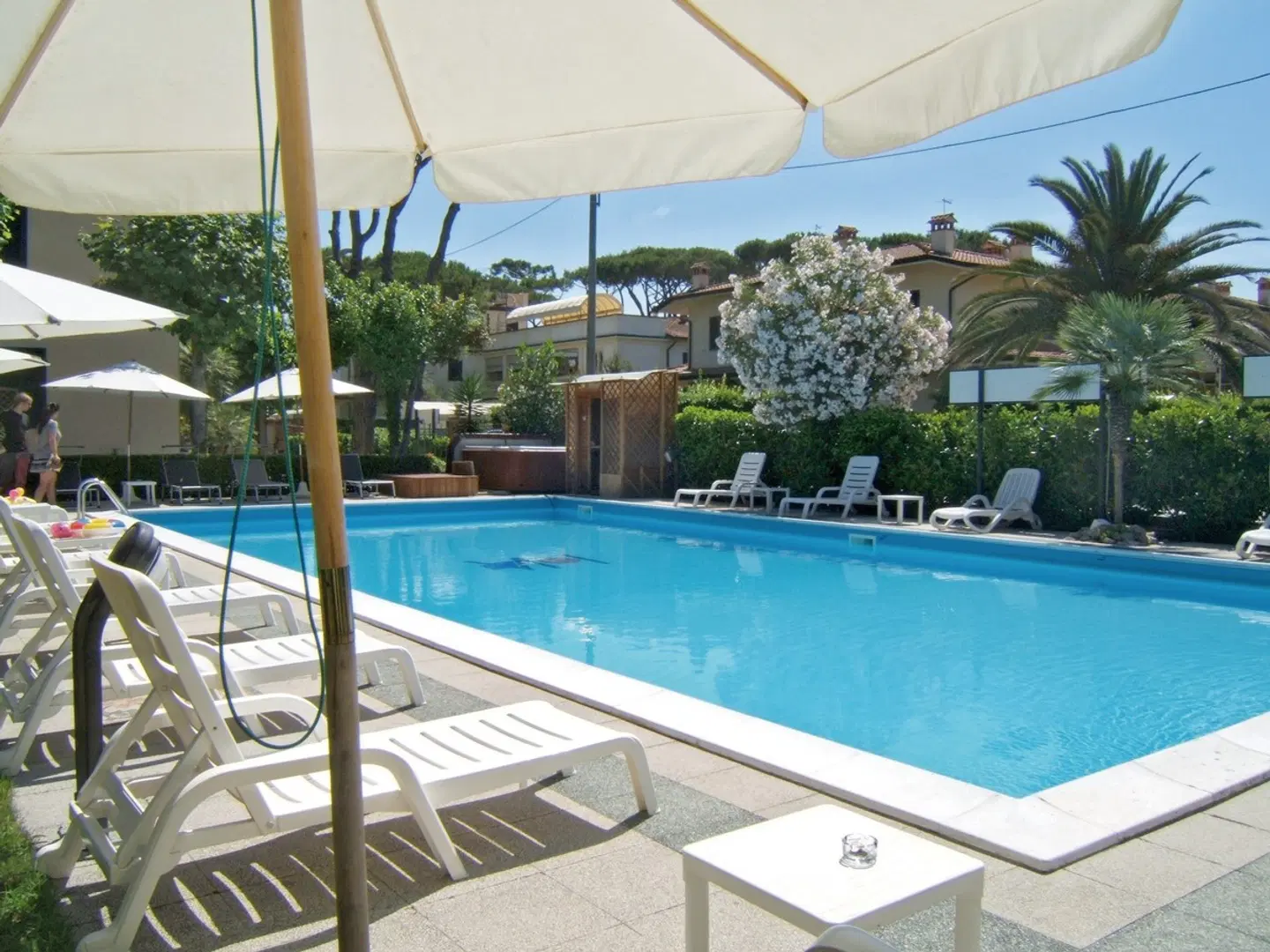 Apuana OUTDOOR_POOL