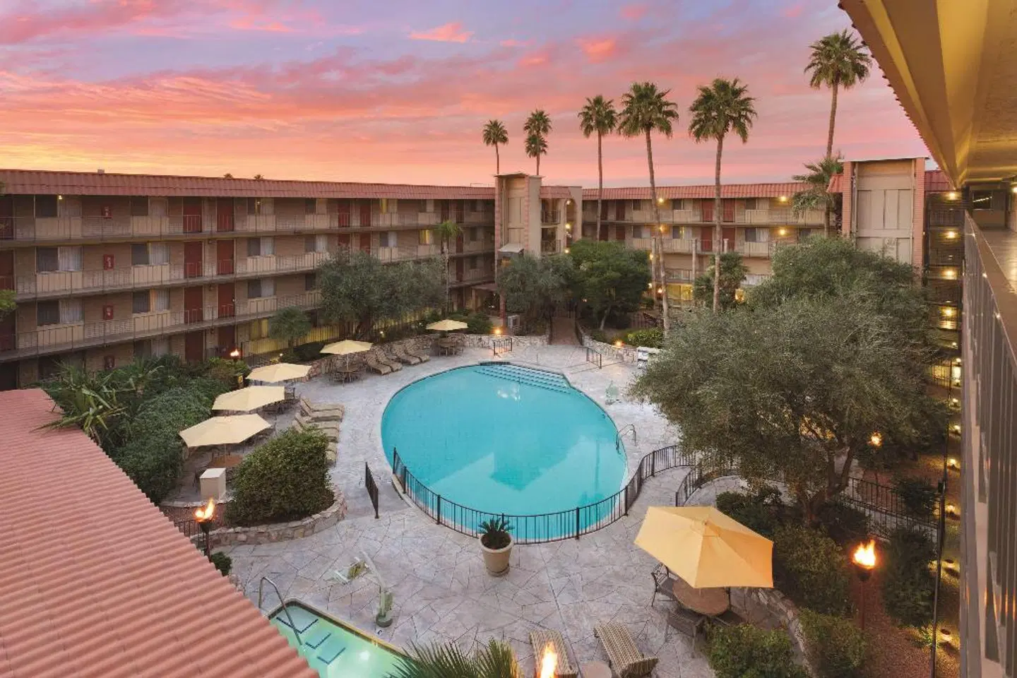 Embassy Suites by Hilton Phoenix Airport at 24th Street OUTDOOR_POOL
