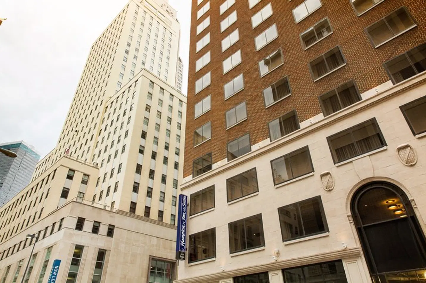 Hampton Inn & Suites Dallas Downtown EXTERIOR