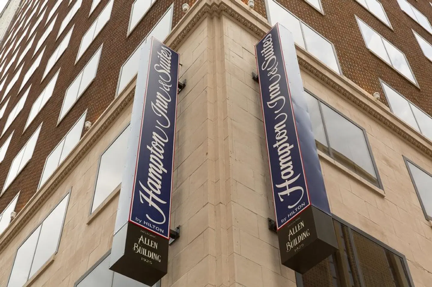 Hampton Inn & Suites Dallas Downtown EXTERIOR