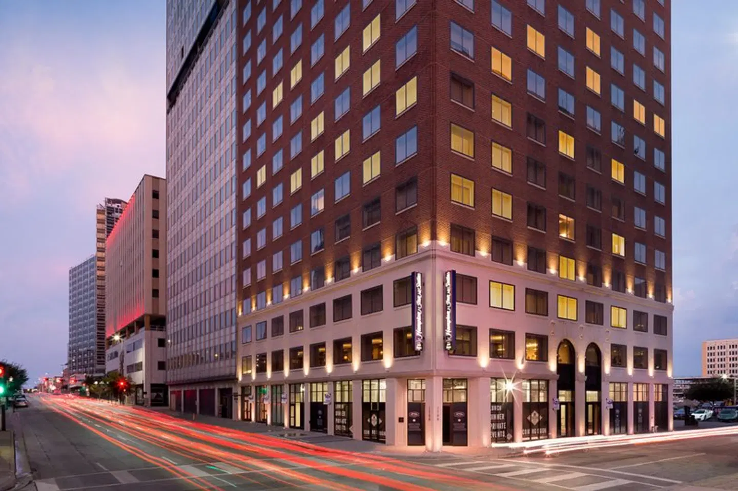 Hampton Inn & Suites Dallas Downtown EXTERIOR