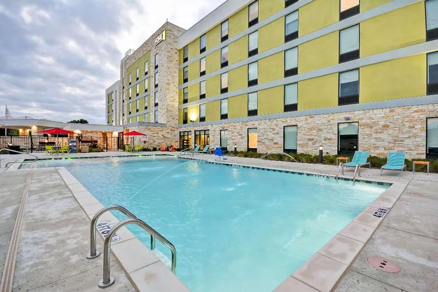 Home2 Suites by Hilton Dallas Addison OUTDOOR_POOL