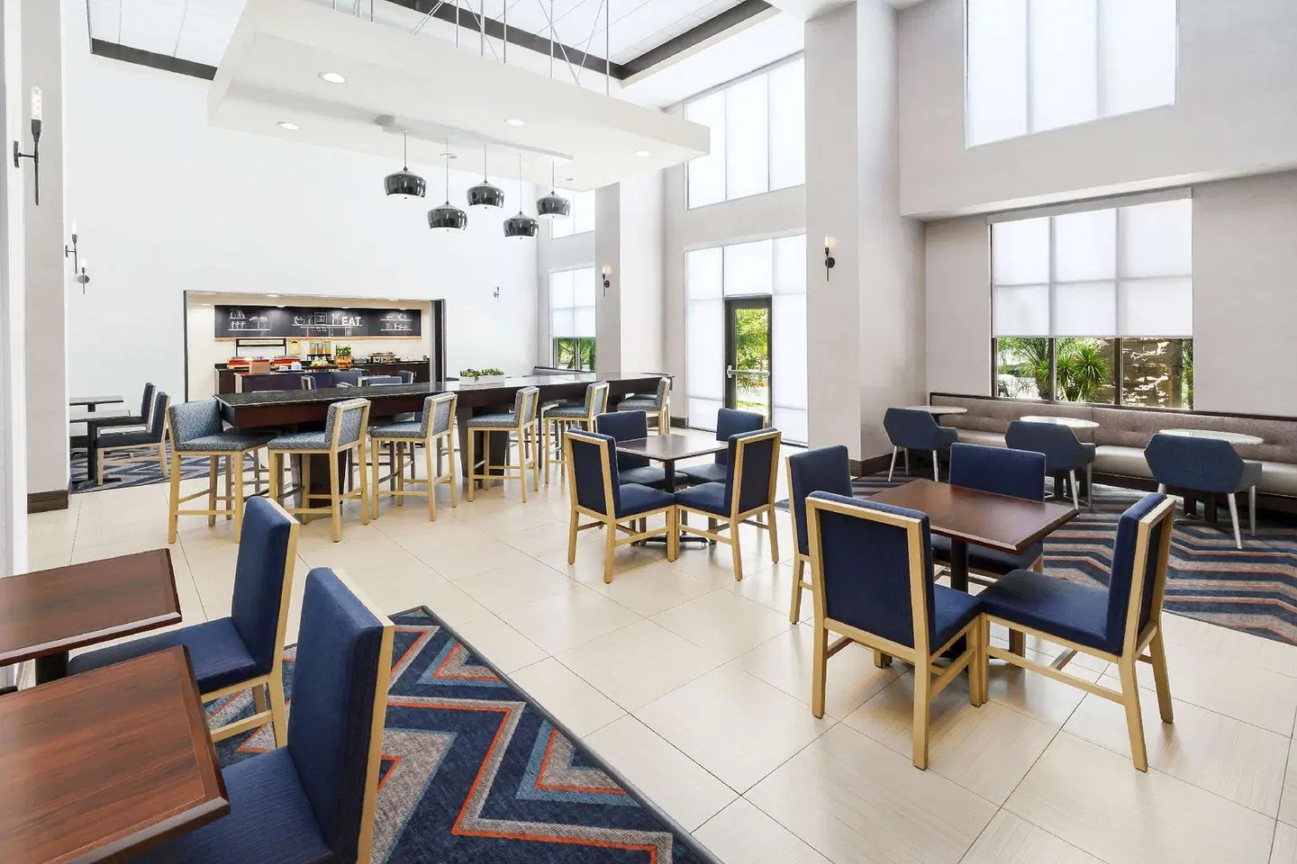 Hampton Inn & Suites Thousand Oaks, CA Bar