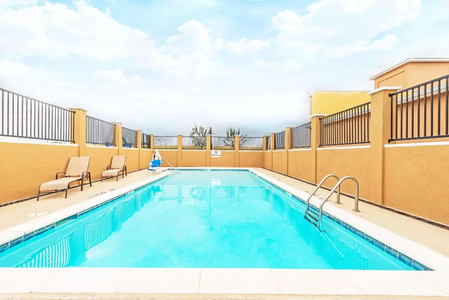 Days Inn by Wyndham Rockdale Texas OUTDOOR_POOL