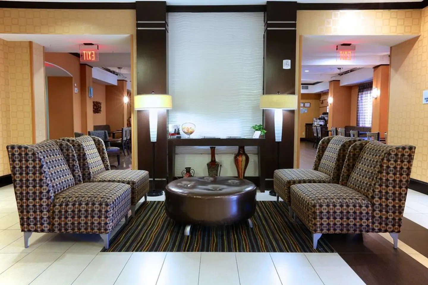 Holiday Inn Express & Suites Dallas W - I-30 Cockrell Hill by IHG LOUNGE_LOBBY