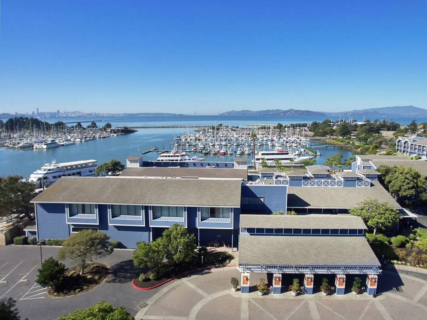 DoubleTree by Hilton Berkeley Marina EXTERIOR