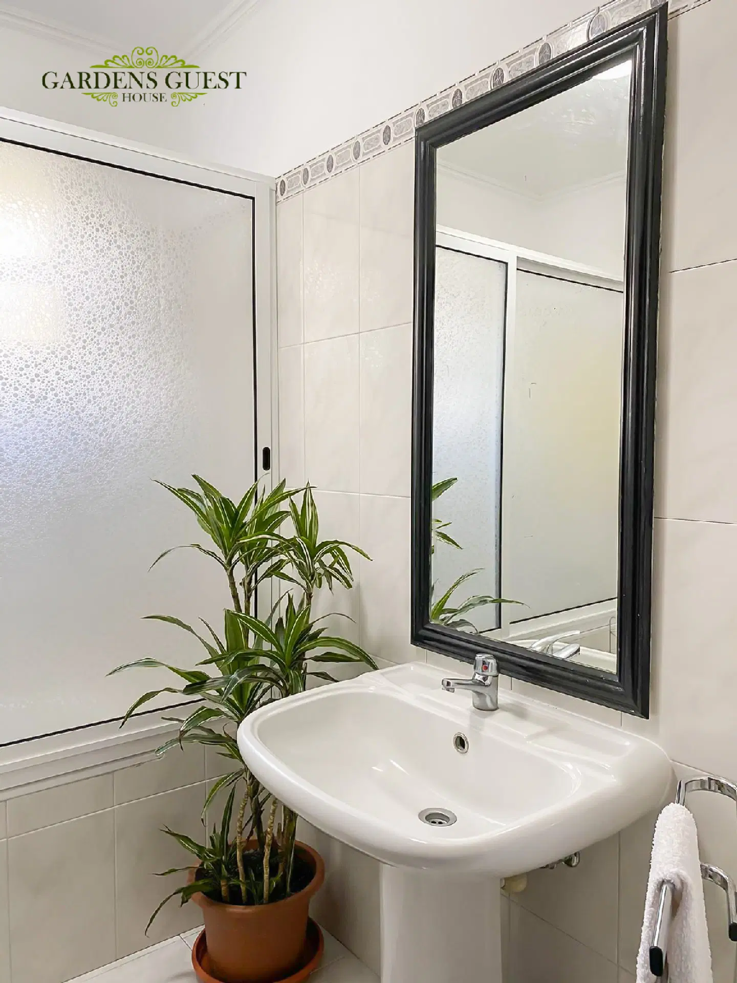 Gardens Guest House-hostel Badezimmer