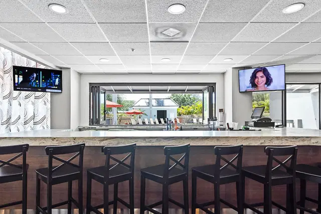 Holiday Inn St. Petersburg West by IHG Bar