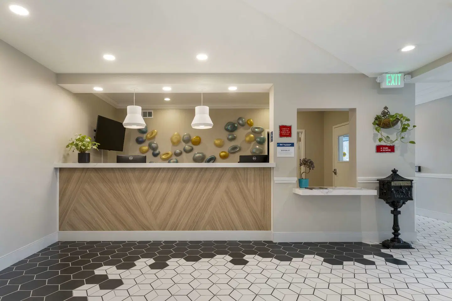 Best Western Plus All Suites Inn Bar