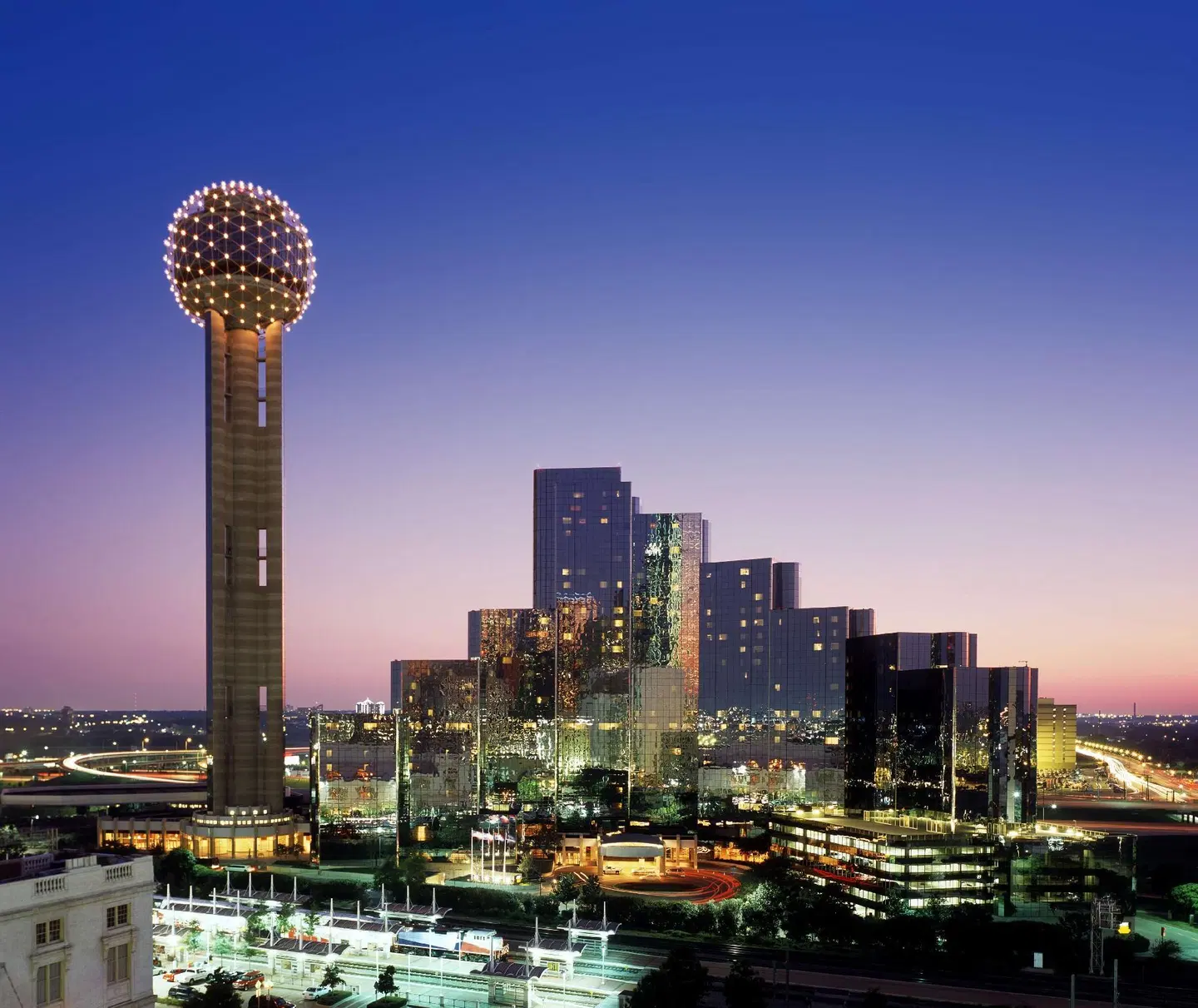 Hyatt Regency Dallas EXTERIOR