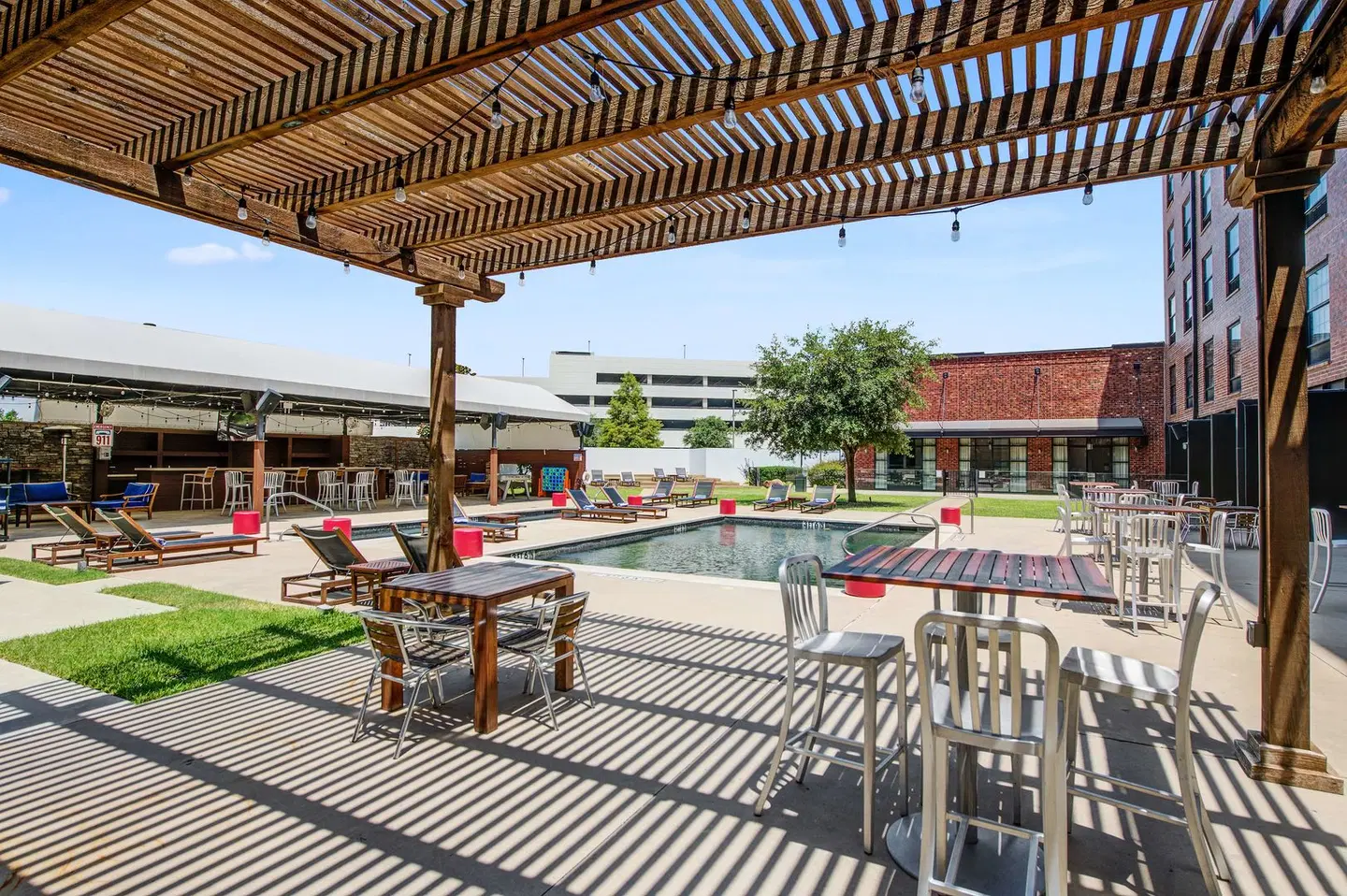 NYLO Las Colinas Hotel, Tapestry Collection by Hilton Terrasse