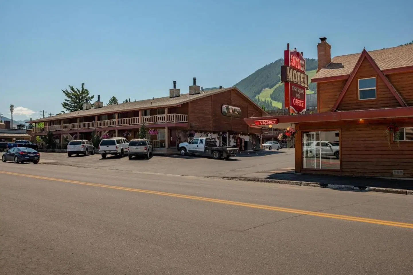 Antler Inn EXTERIOR