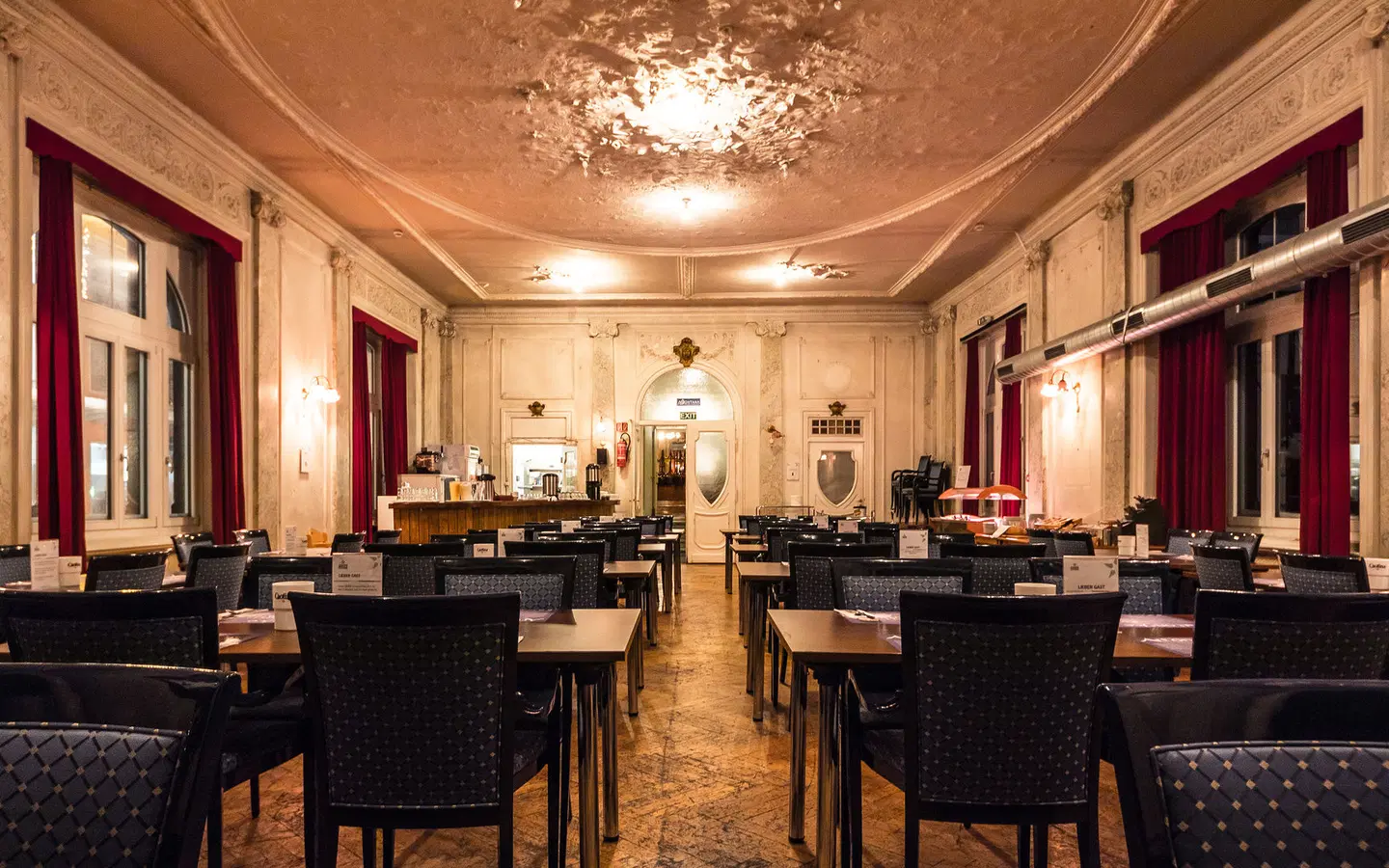 Hotel Montana Bar