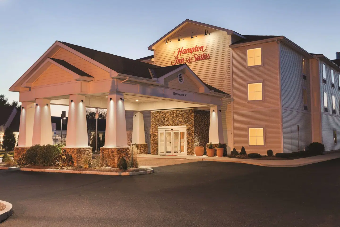 Hampton Inn & Suites Mystic EXTERIOR